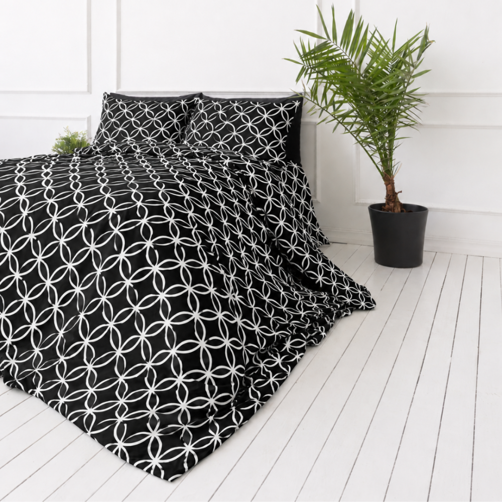 Gultas veļas komplekts „Black Retro Rings“. Rakstaina gultas veļa, 140x200 cm, 150x200 cm, 160x200 cm, 180x200 cm, 200x200 cm, 200x220 cm, 220x240 cm. Kontrastējošs melnbalts raksts ar stilizētiem ziedu motīviem Gultas veļas komplekts „Black Retro Rings“. Rakstaina gultas veļa, 140x200 cm, 150x200 cm, 160x200 cm, 180x200 cm, 200x200 cm, 200x220 cm, 220x240 cm. Kontrastējošs melnbalts raksts ar stilizētiem ziedu motīviem