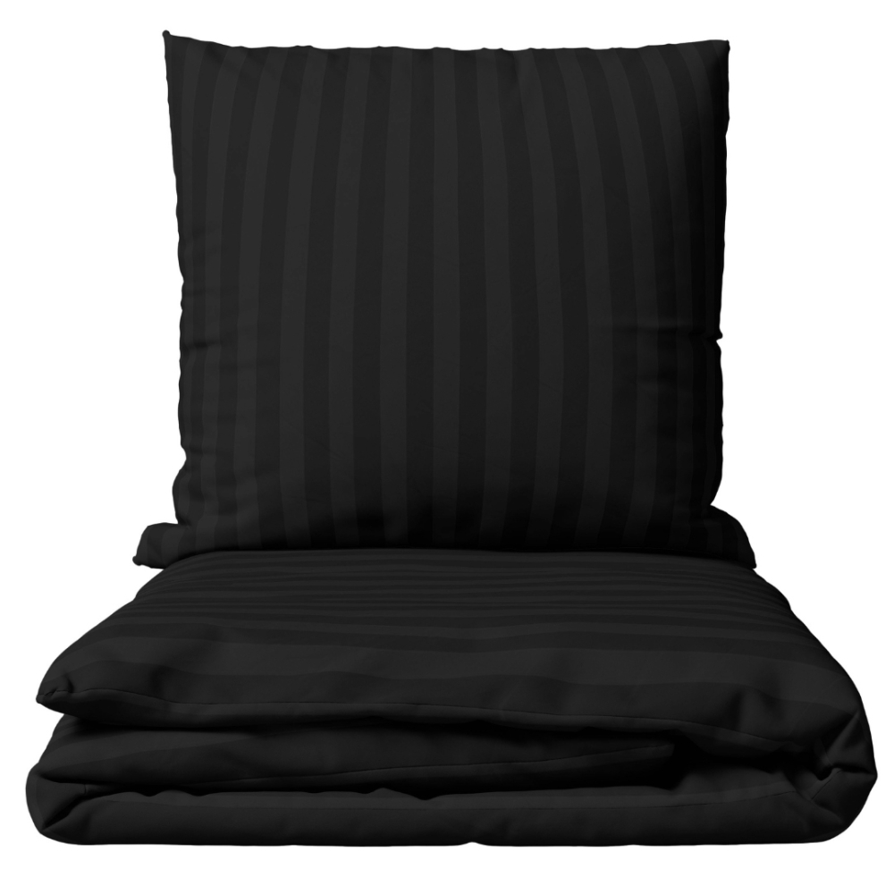 Gultas veļas komplekts „Black Stripes“. Gultas veļas komplekti 140x200, 140x200 cm, 160x200 cm, 200x200 cm, 200x220 cm. Stilīgs melns gultas veļas komplekts ar elegantu svītru dizainu, piešķirot modernu eleganci jūsu guļamistabas dekoram.