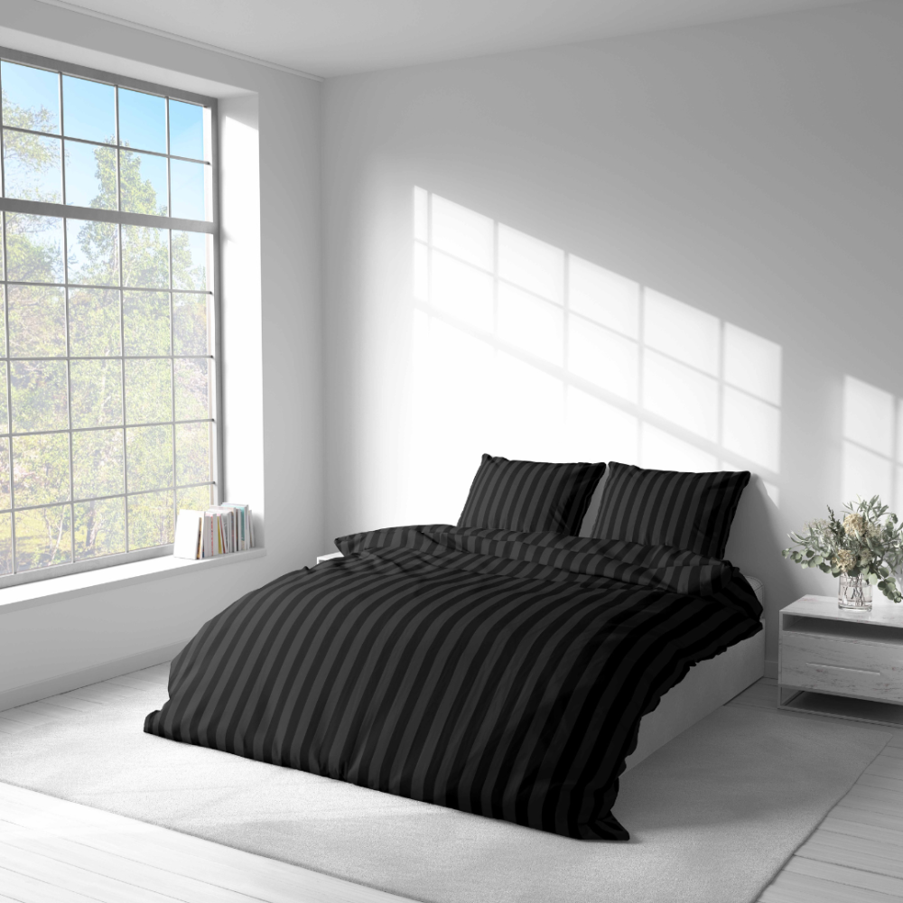 Gultas veļas komplekts „Black Stripes“. Gultas veļas komplekti 140x200, 140x200 cm, 160x200 cm, 200x200 cm, 200x220 cm. Izsmalcināts melns gultas veļas komplekts ar drosmīgiem svītru rakstiem, ideāli piemērots mūsdienīgai un stilīgai izskatam.