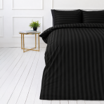 Gultas veļas komplekts „Black Stripes“. Melna gultasveļa, 140x200 cm, 150x200 cm, 160x200 cm, 180x200 cm, 200x200 cm, 200x220 cm. Klasisks melns gultas veļas komplekts ar svītru detaļām, piešķirot laika pārbaudi un izsmalcinātu estētiku jūsu gultai. Gultas veļas komplekts „Black Stripes“. Melna gultasveļa, 140x200 cm, 150x200 cm, 160x200 cm, 180x200 cm, 200x200 cm, 200x220 cm. Klasisks melns gultas veļas komplekts ar svītru detaļām, piešķirot laika pārbaudi un izsmalcinātu estētiku jūsu gultai.