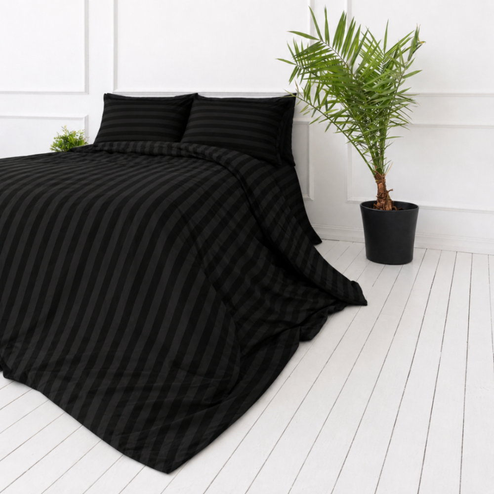 Gultas veļas komplekts „Black Stripes“. Melna gultasveļa, 140x200 cm, 150x200 cm, 160x200 cm, 180x200 cm, 200x200 cm, 200x220 cm. Izsmalcināts melns gultas veļas komplekts ar drosmīgiem svītru rakstiem, ideāli piemērots mūsdienīgai un stilīgai izskatam. Gultas veļas komplekts „Black Stripes“. Melna gultasveļa, 140x200 cm, 150x200 cm, 160x200 cm, 180x200 cm, 200x200 cm, 200x220 cm. Izsmalcināts melns gultas veļas komplekts ar drosmīgiem svītru rakstiem, ideāli piemērots mūsdienīgai un stilīgai izskatam.