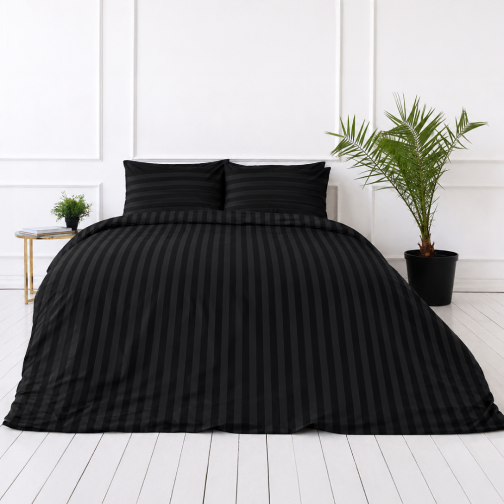 Gultas veļas komplekts „Black Stripes“. Melna gultasveļa, 140x200 cm, 150x200 cm, 160x200 cm, 180x200 cm, 200x200 cm, 200x220 cm. Elegants melns gultas veļas komplekts ar smalkām svītrām, piešķirot mūsdienīgu luksusu un komfortu jūsu telpai Gultas veļas komplekts „Black Stripes“. Melna gultasveļa, 140x200 cm, 150x200 cm, 160x200 cm, 180x200 cm, 200x200 cm, 200x220 cm. Elegants melns gultas veļas komplekts ar smalkām svītrām, piešķirot mūsdienīgu luksusu un komfortu jūsu telpai