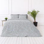 Gultas veļas komplekts „Blossom“. Gultas veļa ar augiem, 140x200 cm, 200x200 cm, 200x220 cm. Elegants gultas veļas komplekts ar zilganu pamatu un smalku botānisku rakstu. Gultas veļas komplekts „Blossom“. Gultas veļa ar augiem, 140x200 cm, 200x200 cm, 200x220 cm. Elegants gultas veļas komplekts ar zilganu pamatu un smalku botānisku rakstu.