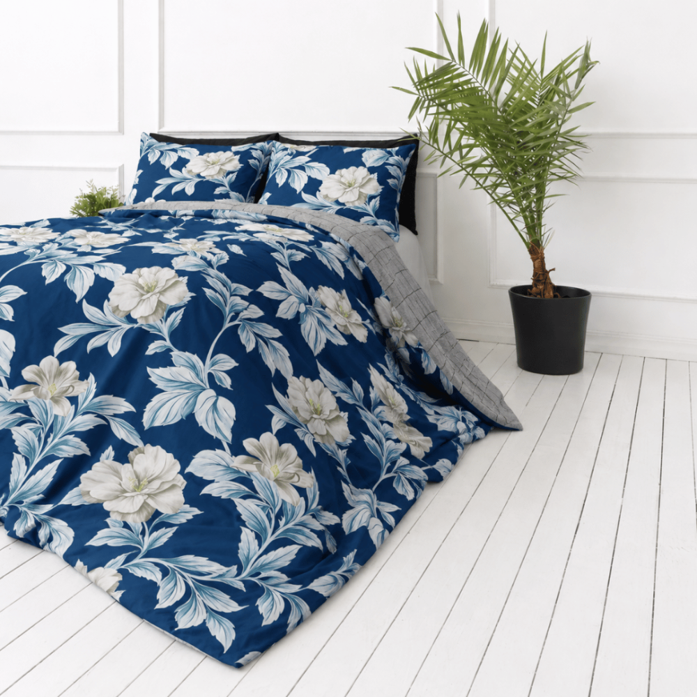 Gultas veļas komplekts „Blue Grace“. Flaneļa gultas veļa, 200x200 cm, 200x220 cm. Elegants gultasveļas komplekts ar lieliem baltu ziedu motīviem. Gultas veļas komplekts „Blue Grace“. Flaneļa gultas veļa, 200x200 cm, 200x220 cm. Elegants gultasveļas komplekts ar lieliem baltu ziedu motīviem.