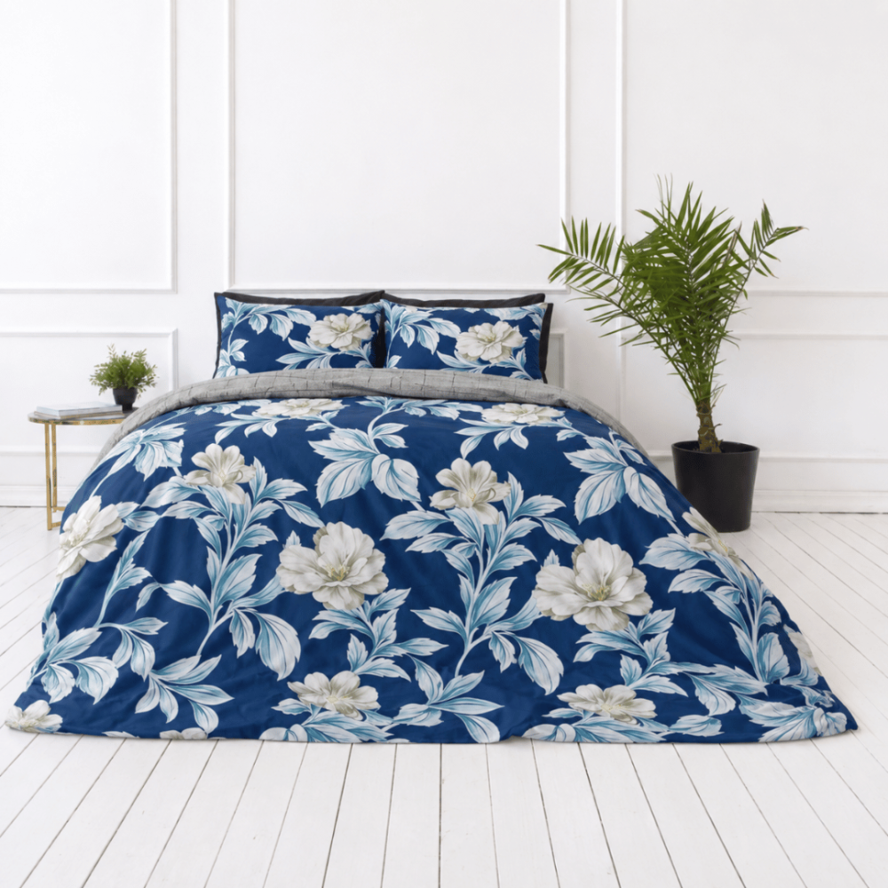 Gultas veļas komplekts „Blue Grace“. Flaneļa gultas veļa, 200x200 cm, 200x220 cm. Klasiska stila gultasveļas komplekts ar zilu fonu un ziediem. Gultas veļas komplekts „Blue Grace“. Flaneļa gultas veļa, 200x200 cm, 200x220 cm. Klasiska stila gultasveļas komplekts ar zilu fonu un ziediem.