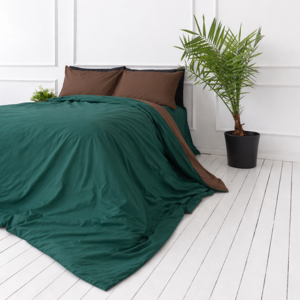 Gultas veļas komplekts „Brunette Juniper“. Zaļa gultasveļa, 140x200 cm, 150x200 cm, 160x200 cm, 180x200 cm, 200x200 cm, 200x220 cm, 220x240 cm. Grezns tumši zaļš gultas veļas komplekts ar brūnām detaļām.