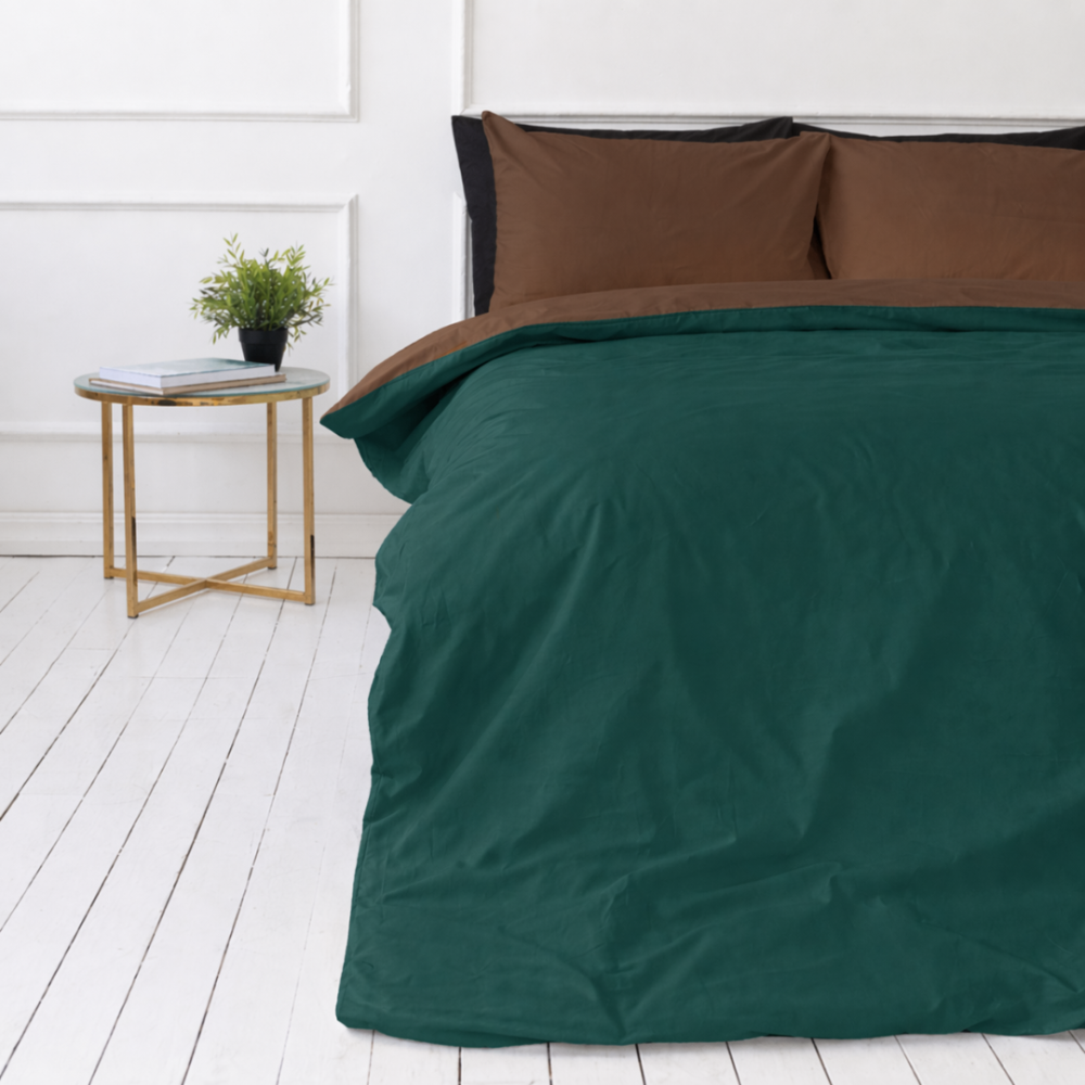 Gultas veļas komplekts „Brunette Juniper“. Zaļa gultasveļa, 140x200 cm, 150x200 cm, 160x200 cm, 180x200 cm, 200x200 cm, 200x220 cm, 220x240 cm. Bagātīgi zaļš gultas veļas komplekts ar šokolādes brūniem akcentiem.