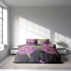 Gultas veļas komplekts "Burdock". Gultas veļas komplekti 140x200, 140x200 cm, 150x200 cm, 160x200 cm, 180x200 cm, 200x200 cm, 200x220 cm. Gultas veļas komplekts tumši un gaiši zaļos toņos, ko rotā izteiksmīgi dadzīšu motīvi