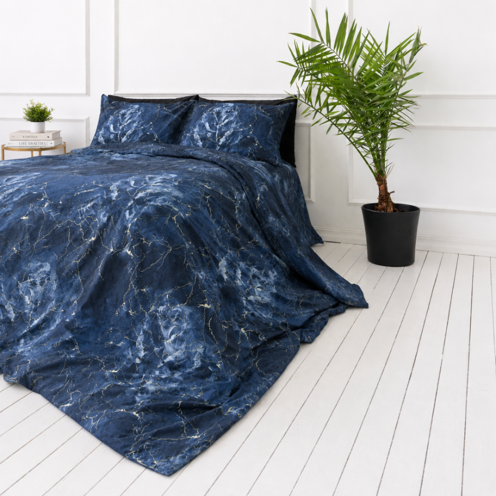 Gultas veļas komplekts „Cosmic Blue“. Rakstaina gultas veļa, 140x200 cm, 150x200 cm, 160x200 cm, 180x200 cm, 200x200 cm, 200x220 cm, 220x240 cm. Gultas komplekts ar abstraktu zilu un balto dizainu, radot mierīgu atmosfēru. Gultas veļas komplekts „Cosmic Blue“. Rakstaina gultas veļa, 140x200 cm, 150x200 cm, 160x200 cm, 180x200 cm, 200x200 cm, 200x220 cm, 220x240 cm. Gultas komplekts ar abstraktu zilu un balto dizainu, radot mierīgu atmosfēru.