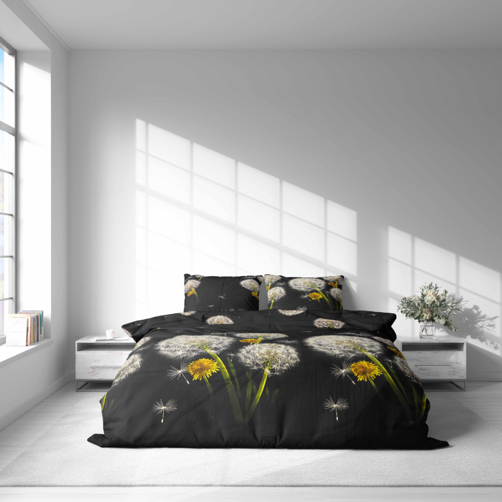 Gultas veļas komplekts „Dandelion Night“. Gultas veļas komplekti 140x200, 140x200 cm, 200x200 cm, 200x220 cm. Gultasveļa ar smalku pienu un ziedu dizainu, kas kontrastē ar melno fonu.