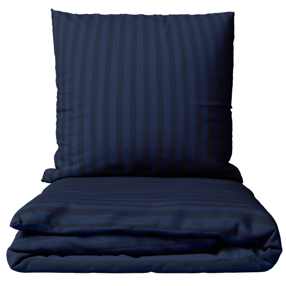 Gultas veļas komplekts „Dark Blue Stripes“. Gultas veļas komplekti 140x200, 140x200 cm, 200x200 cm, 200x220 cm. Tumši zils gultasveļas komplekts ar elegantu svītru dizainu, kas piešķir izsmalcinātību jūsu guļamistabas interjeram.