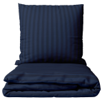 Gultas veļas komplekts „Dark Blue Stripes“. Gultas veļas komplekti 140x200, 140x200 cm, 200x200 cm, 200x220 cm. Tumši zils gultasveļas komplekts ar elegantu svītru dizainu, kas piešķir izsmalcinātību jūsu guļamistabas interjeram.