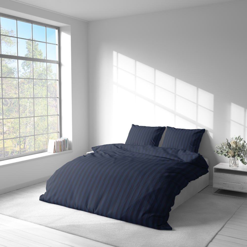 Gultas veļas komplekts „Dark Blue Stripes“. Gultas veļas komplekti 140x200, 140x200 cm, 200x200 cm, 200x220 cm. Grezns tumši zils gultasveļas komplekts ar smalku svītru rakstu, kas piešķir modernu un stilīgu izskatu.