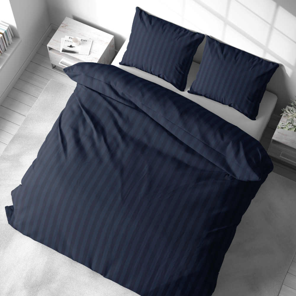Gultas veļas komplekts „Dark Blue Stripes“. Gultas veļas komplekti 140x200, 140x200 cm, 200x200 cm, 200x220 cm. Elegants un stilīgs tumši zils gultasveļas komplekts ar klasisku svītru rakstu, kas lieliski piemērots izsmalcinātai guļamistabas atmosfērai.