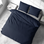 Gultas veļas komplekts „Dark Blue Stripes“. Gultas veļas komplekti 140x200, 140x200 cm, 200x200 cm, 200x220 cm. Elegants un stilīgs tumši zils gultasveļas komplekts ar klasisku svītru rakstu, kas lieliski piemērots izsmalcinātai guļamistabas atmosfērai.