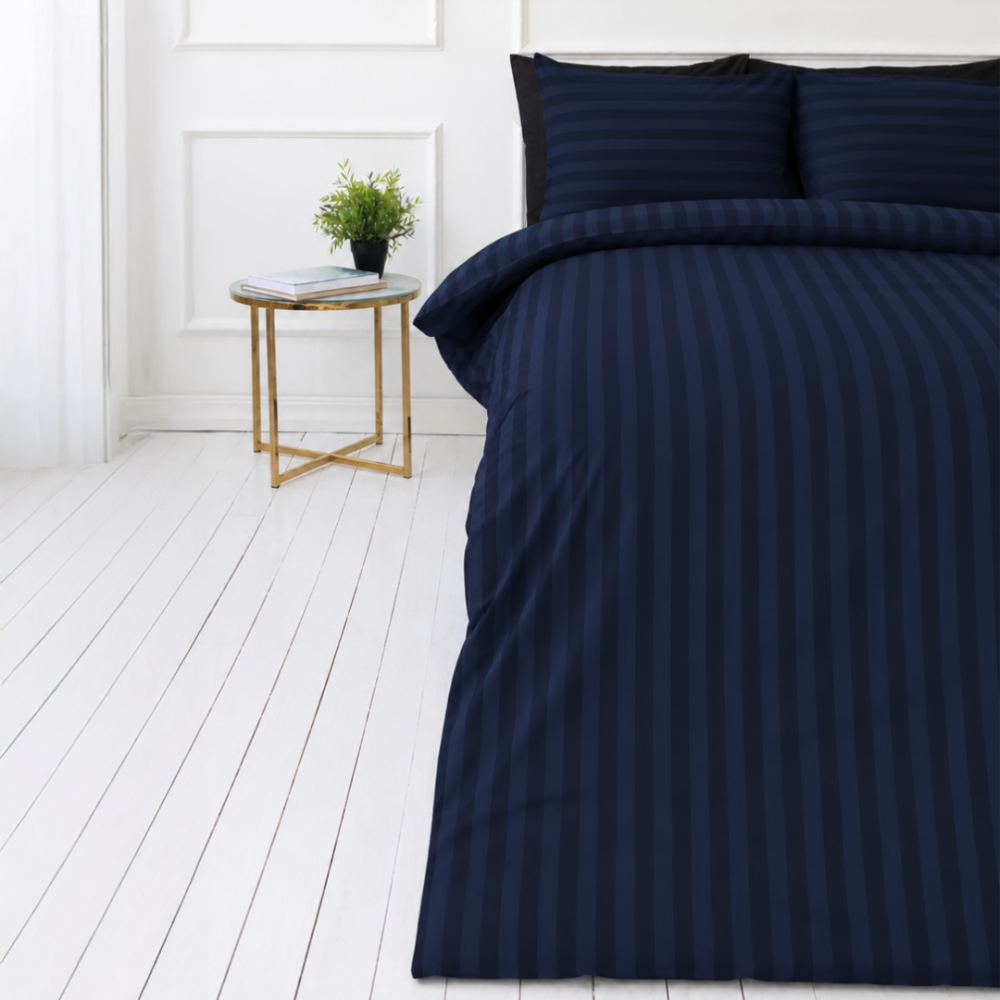 Gultas veļas komplekts „Dark Blue Stripes“. Zila gultas veļa, 140x200 cm, 160x200 cm, 200x200 cm, 200x220 cm. Grezns tumši zils gultasveļas komplekts ar smalku svītru rakstu, kas piešķir modernu un stilīgu izskatu.