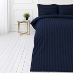 Gultas veļas komplekts „Dark Blue Stripes“. Zila gultas veļa, 140x200 cm, 160x200 cm, 200x200 cm, 200x220 cm. Grezns tumši zils gultasveļas komplekts ar smalku svītru rakstu, kas piešķir modernu un stilīgu izskatu.