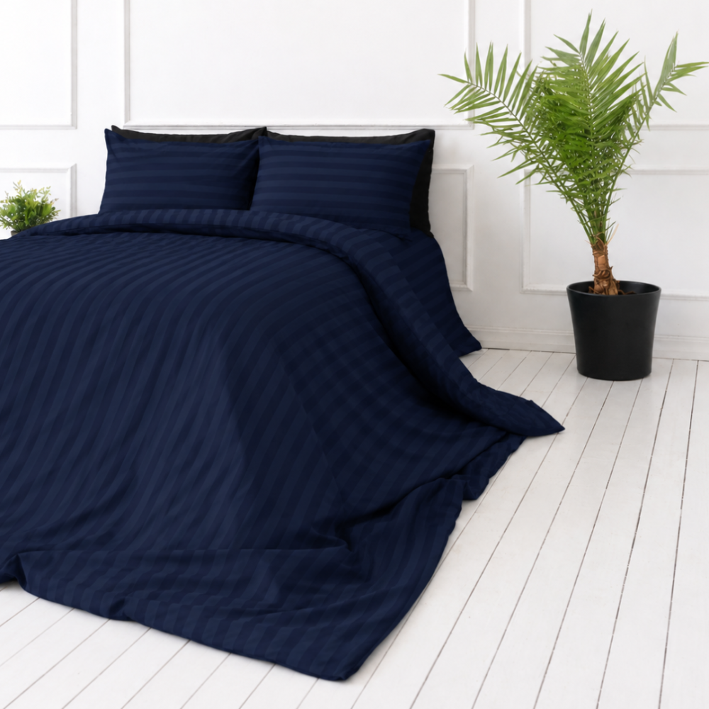 Gultas veļas komplekts „Dark Blue Stripes“. Zila gultas veļa, 140x200 cm, 160x200 cm, 200x200 cm, 200x220 cm. Uzlabojiet savu guļamistabu ar šo tumši zilo gultasveļas komplektu ar elegantu svītru rakstu.
