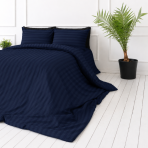 Gultas veļas komplekts „Dark Blue Stripes“. Zila gultas veļa, 140x200 cm, 160x200 cm, 200x200 cm, 200x220 cm. Uzlabojiet savu guļamistabu ar šo tumši zilo gultasveļas komplektu ar elegantu svītru rakstu.