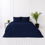 Gultas veļas komplekts „Dark Blue Stripes“. Zila gultas veļa, 140x200 cm, 160x200 cm, 200x200 cm, 200x220 cm. Elegants un stilīgs tumši zils gultasveļas komplekts ar klasisku svītru rakstu, kas lieliski piemērots izsmalcinātai guļamistabas atmosfērai.
