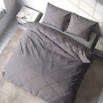 Gultas veļas komplekts „Dark Grey Ranforce“. Gultas veļas komplekti 200x220, 140x200 cm, 200x200 cm, 200x220 cm. Grezns tumši pelēks gultasveļas komplekts, kas piedāvā mūsdienīgu noskaņu ar plīša, izsmalcinātu tekstūru.