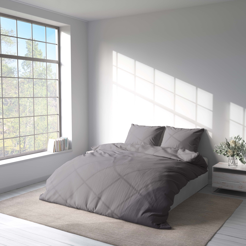 Gultas veļas komplekts „Dark Grey Ranforce“. Gultas veļas komplekti 200x220, 140x200 cm, 200x200 cm, 200x220 cm. Eleganta tumši pelēka gultasveļa, kas piešķir bagātīgu, neitrālu toni un ir ideāli piemērota elegantam un minimālisma stilam guļamistabā.