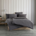 Gultas veļas komplekts „Dark Grey Stone Washed“. Kokvilnas gultas veļa, 140x200 cm, 200x200 cm, 200x220 cm. Tumši pelēks, ar akmeņiem mazgāts gultasveļas komplekts, kas izgatavots no 100% kokvilnas ranforce, lai nodrošinātu maksimālu komfortu.