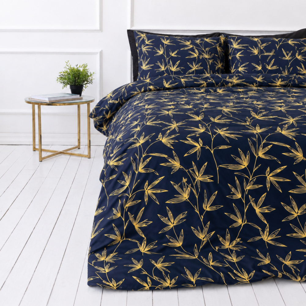 Gultas veļas komplekts „Dawn Botanical“. Gultas veļa ar augiem, 140x200 cm, 150x200 cm, 160x200 cm, 180x200 cm, 200x200 cm, 200x220 cm, 220x240 cm. Tumši zils gultas veļas komplekts, rotāts ar dzīvām dzeltenām zarām, radot svaigu un modernu izskatu jūsu telpai.