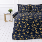 Gultas veļas komplekts „Dawn Botanical“. Gultas veļa ar augiem, 140x200 cm, 150x200 cm, 160x200 cm, 180x200 cm, 200x200 cm, 200x220 cm, 220x240 cm. Tumši zils gultas veļas komplekts, rotāts ar dzīvām dzeltenām zarām, radot svaigu un modernu izskatu jūsu telpai.