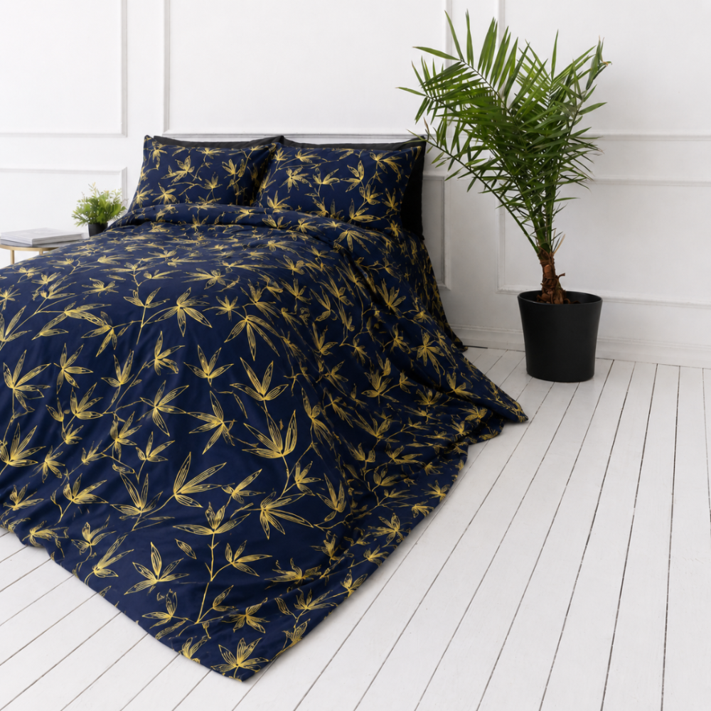 Gultas veļas komplekts „Dawn Botanical“. Gultas veļa ar augiem, 140x200 cm, 150x200 cm, 160x200 cm, 180x200 cm, 200x200 cm, 200x220 cm, 220x240 cm. Elegants tumši zils gultas veļas komplekts ar sarežģītām dzelteno zaru zīmēm, ideāli piemērots stilīgai un mierīgai guļamistabai.