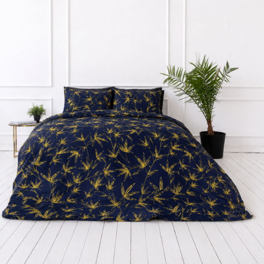 Gultas veļas komplekts „Dawn Botanical“. Gultas veļa ar augiem, 140x200 cm, 150x200 cm, 160x200 cm, 180x200 cm, 200x200 cm, 200x220 cm, 220x240 cm. Tumši zils gultas veļas komplekts, izcelts ar drosmīgām dzeltenām zarām, piešķir jūsu istabai dabai iedvesmotu eleganci.