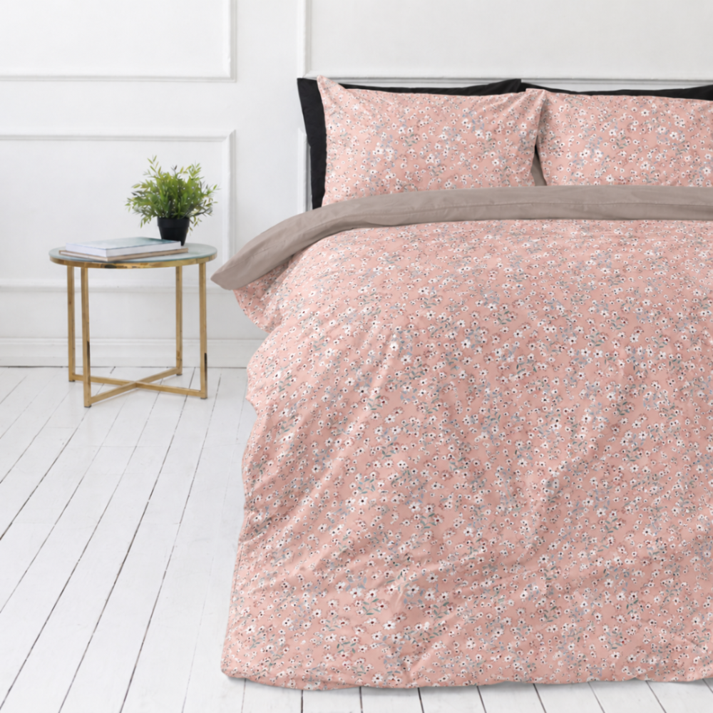 Gultas veļas komplekts „Ditsy“. Rakstaina gultas veļa, 140x200 cm, 200x200 cm, 200x220 cm. Rozā gultas veļa ar smalku baltu ziedu rakstu Gultas veļas komplekts „Ditsy“. Rakstaina gultas veļa, 140x200 cm, 200x200 cm, 200x220 cm. Rozā gultas veļa ar smalku baltu ziedu rakstu