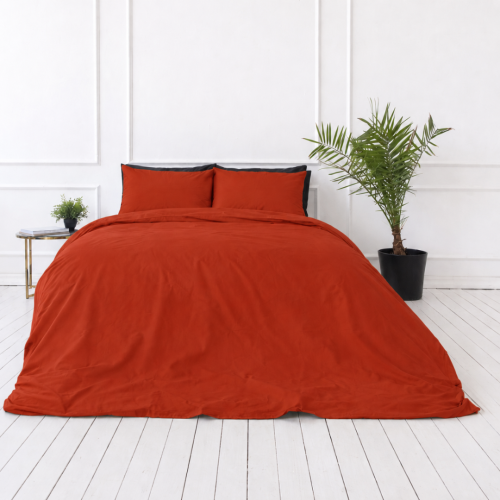 Gultas veļas komplekts „Dry Tomato“. Vienkrāsaina gultas veļa, 140x200 cm, 150x200 cm, 160x200 cm, 180x200 cm, 200x200 cm, 200x220 cm, 220x240 cm. Košs ķieģeļsarkans gultas veļas dizains vienmērīgā krāsā. Gultas veļas komplekts „Dry Tomato“. Vienkrāsaina gultas veļa, 140x200 cm, 150x200 cm, 160x200 cm, 180x200 cm, 200x200 cm, 200x220 cm, 220x240 cm. Košs ķieģeļsarkans gultas veļas dizains vienmērīgā krāsā.