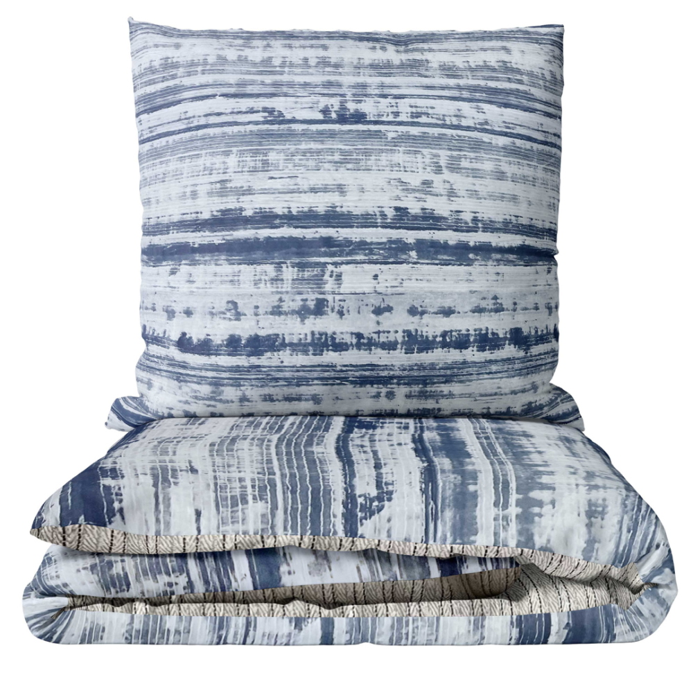 Gultas veļas komplekts „Eden“. Gultas veļas komplekti 140x200, 140x200 cm, 160x200 cm, 200x200 cm, 200x220 cm. Gultas veļas komplekts tumši un gaiši zilā krāsā ar dažāda biezuma horizontālām līnijām, kas piešķir elegantu, modernu izskatu.