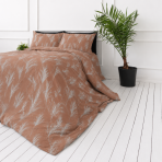 Gultas veļas komplekts „Elara“. Rakstaina gultas veļa, 140x200 cm, 150x200 cm, 160x200 cm, 180x200 cm, 200x200 cm, 200x220 cm, 220x240 cm. Vienmērīga brūngani persiku fona gultas veļas komplekts ar gaišiem zāļu motīviem Gultas veļas komplekts „Elara“. Rakstaina gultas veļa, 140x200 cm, 150x200 cm, 160x200 cm, 180x200 cm, 200x200 cm, 200x220 cm, 220x240 cm. Vienmērīga brūngani persiku fona gultas veļas komplekts ar gaišiem zāļu motīviem