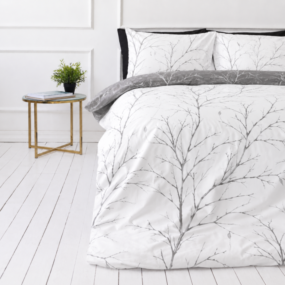 Gultas veļas komplekts „Woodland Gray“. Gultas veļa ar augiem, 140x200 cm, 200x200 cm, 200x220 cm. Balta gultas veļa ar smalku pelēku koku zaru rakstu Gultas veļas komplekts „Woodland Gray“. Gultas veļa ar augiem, 140x200 cm, 200x200 cm, 200x220 cm. Balta gultas veļa ar smalku pelēku koku zaru rakstu