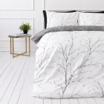 Gultas veļas komplekts „Woodland Gray“. Gultas veļa ar augiem, 140x200 cm, 200x200 cm, 200x220 cm. Balta gultas veļa ar smalku pelēku koku zaru rakstu Gultas veļas komplekts „Woodland Gray“. Gultas veļa ar augiem, 140x200 cm, 200x200 cm, 200x220 cm. Balta gultas veļa ar smalku pelēku koku zaru rakstu
