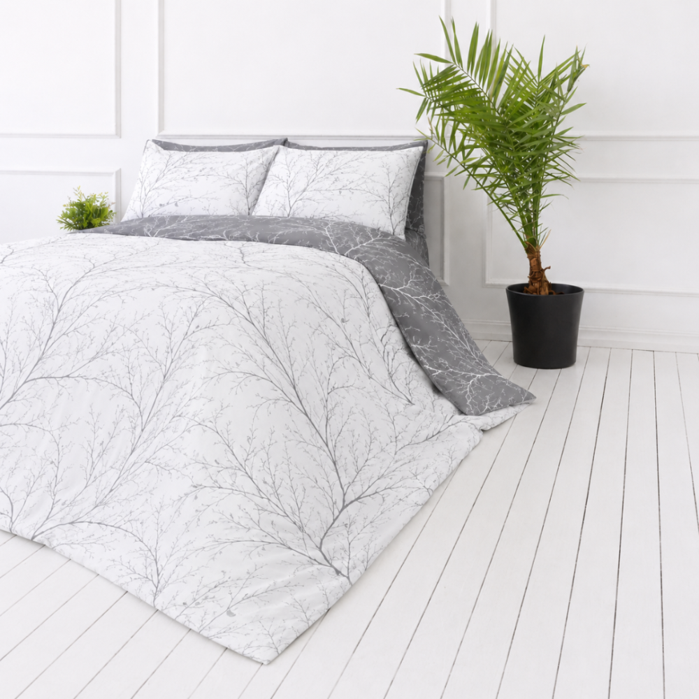 Gultas veļas komplekts „Woodland Gray“. Gultas veļa ar augiem, 140x200 cm, 200x200 cm, 200x220 cm. Divpusēja pelēkbalta gultas veļa ar smalku zariņu dizainu Gultas veļas komplekts „Woodland Gray“. Gultas veļa ar augiem, 140x200 cm, 200x200 cm, 200x220 cm. Divpusēja pelēkbalta gultas veļa ar smalku zariņu dizainu