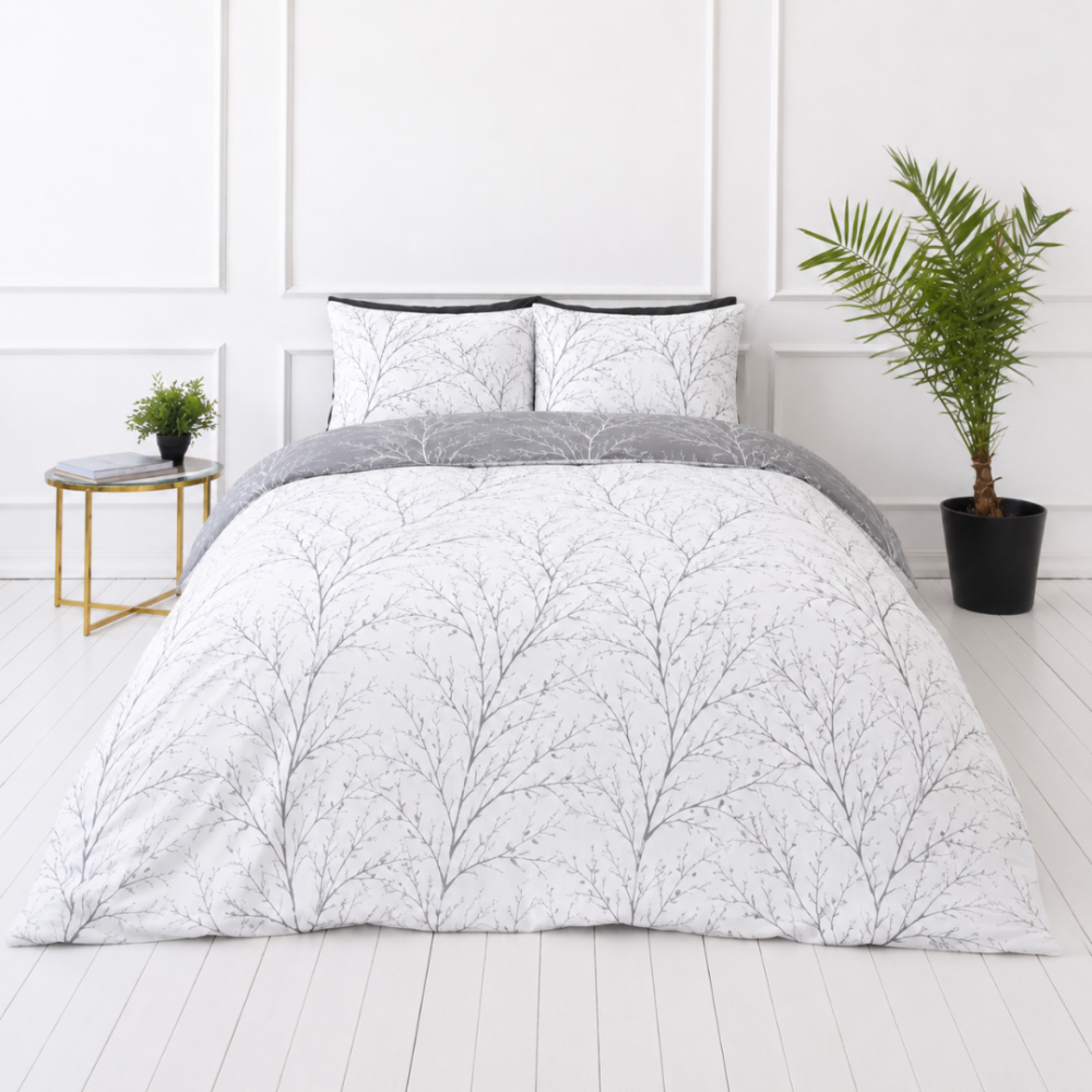 Gultas veļas komplekts „Woodland Gray“. Gultas veļa ar augiem, 140x200 cm, 200x200 cm, 200x220 cm. Gultas veļas komplekts ar baltu pamatu un pelēkiem dabas motīviem Gultas veļas komplekts „Woodland Gray“. Gultas veļa ar augiem, 140x200 cm, 200x200 cm, 200x220 cm. Gultas veļas komplekts ar baltu pamatu un pelēkiem dabas motīviem