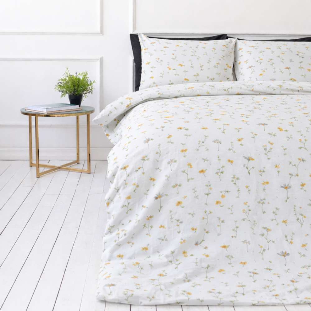 Gultas veļas komplekts „Enigma“. Rakstaina gultas veļa, 100x140 cm, 140x200 cm, 150x200 cm, 160x200 cm, 180x200 cm, 200x200 cm, 200x220 cm, 220x240 cm. Elegants balts gultas veļas komplekts baltā fonā ar smalkiem dzelteniem kumelīšu ziediem un maigiem zaļiem stiebriņiem.