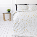 Gultas veļas komplekts „Enigma“. Rakstaina gultas veļa, 100x140 cm, 140x200 cm, 150x200 cm, 160x200 cm, 180x200 cm, 200x200 cm, 200x220 cm, 220x240 cm. Elegants balts gultas veļas komplekts baltā fonā ar smalkiem dzelteniem kumelīšu ziediem un maigiem zaļiem stiebriņiem.