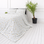 Gultas veļas komplekts „Enigma“. Rakstaina gultas veļa, 100x140 cm, 140x200 cm, 150x200 cm, 160x200 cm, 180x200 cm, 200x200 cm, 200x220 cm, 220x240 cm. Minimālistisks balts gultas veļas komplekts ar izkliedētiem dzelteniem un pelēkajiem lauku ziedu motīviem.