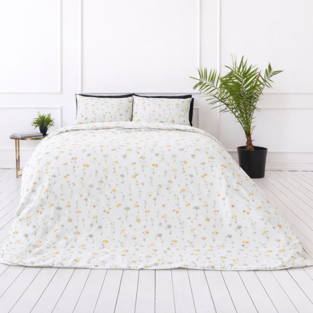 Gultas veļas komplekts „Enigma“. Rakstaina gultas veļa, 100x140 cm, 140x200 cm, 150x200 cm, 160x200 cm, 180x200 cm, 200x200 cm, 200x220 cm, 220x240 cm. Maigs balts gultas veļas komplekts ar romantisku smalku dzeltenu ziedu un zaļu augu motīvu.