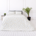 Gultas veļas komplekts „Enigma“. Rakstaina gultas veļa, 100x140 cm, 140x200 cm, 150x200 cm, 160x200 cm, 180x200 cm, 200x200 cm, 200x220 cm, 220x240 cm. Maigs balts gultas veļas komplekts ar romantisku smalku dzeltenu ziedu un zaļu augu motīvu.