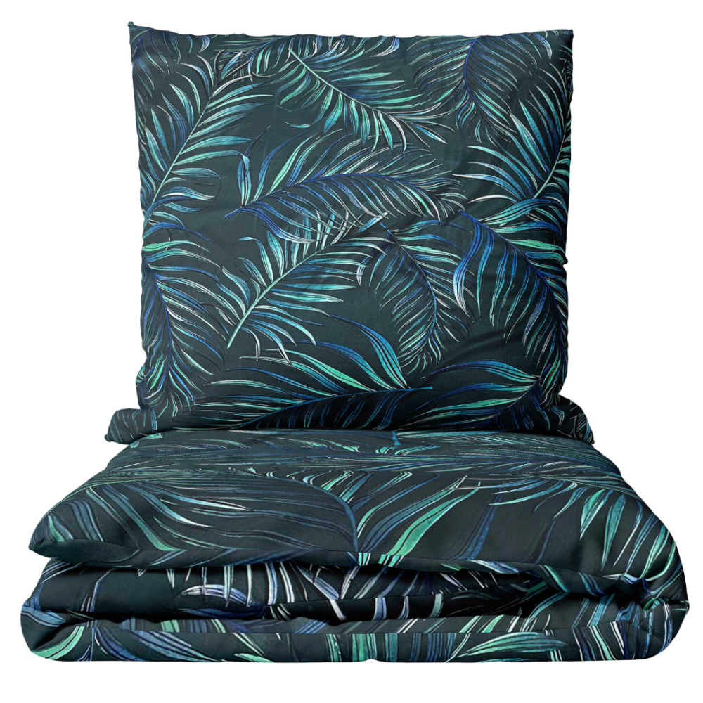 Gultas veļas komplekts „Fern Whisper“. Gultas veļas komplekti 140x200, 140x200 cm, 160x200 cm, 200x200 cm, 200x220 cm, 220x240 cm. Bagātīgi tumši zaļš gultas veļas komplekts, rotāts ar delikātām papardēm, ideāli piemērots mierīgai un dabai iedvesmotai guļamistabai.