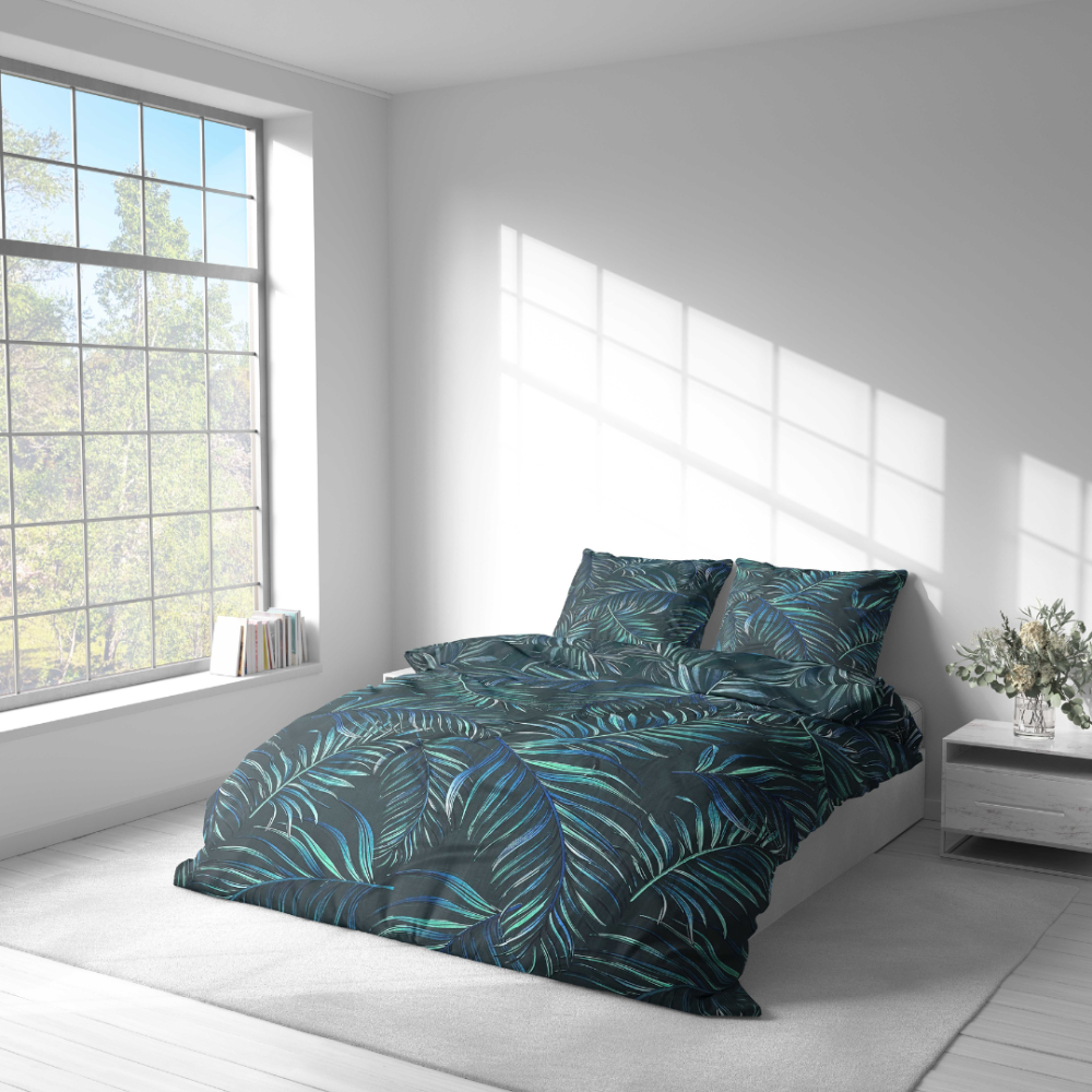 Gultas veļas komplekts „Fern Whisper“. Gultas veļas komplekti 140x200, 140x200 cm, 160x200 cm, 200x200 cm, 200x220 cm, 220x240 cm. Tumši zaļš gultas veļas komplekts, kas parāda greznas papardes lapas, ideāli piemērots nomierinošam un organiskam izskatam jebkurā guļamvietā.