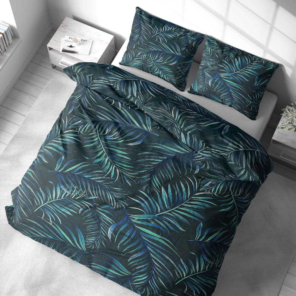 Gultas veļas komplekts „Fern Whisper“. Gultas veļas komplekti 140x200, 140x200 cm, 160x200 cm, 200x200 cm, 200x220 cm, 220x240 cm. Tumši zaļš gultas veļas komplekts ar skaistiem papardes lapu rakstiem, radot mierīgu un atsvaidzinošu atmosfēru jūsu telpā.