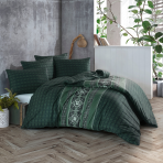 Gultas veļas komplekts „Flavio Green“. Gultas veļa ar augiem, 200x200 cm, 200x220 cm. Tumši zaļš gultasveļas komplekts ar krustveida rakstu apļos, ar sarežģītiem ziediem centrā, kas piešķir eleganci un šarmu.
