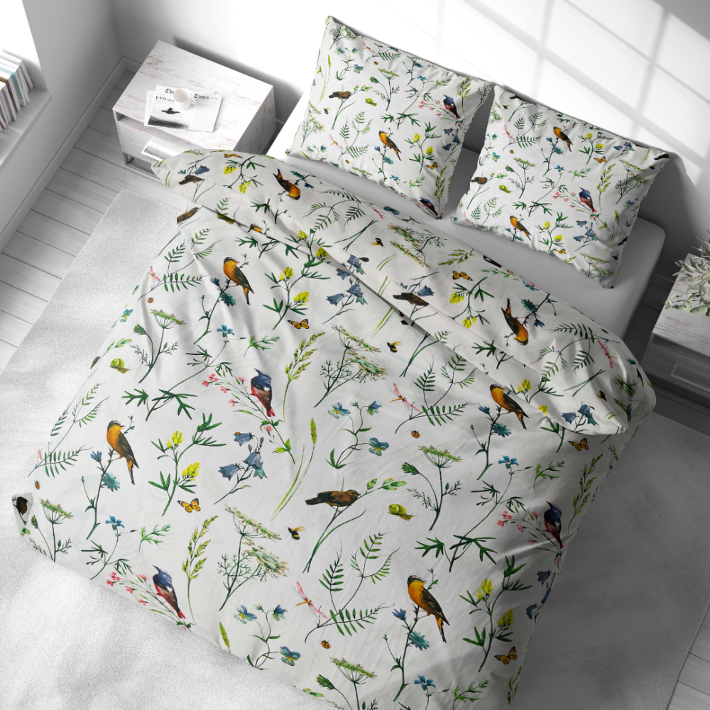 Gultas veļas komplekts „Song Nest“. Kokvilnas gultas veļa, 140x200 cm, 200x200 cm, 200x220 cm, 220x240 cm. Viegls kokvilnas veļas komplekts ar zīmējumiem – dzeltenas sniegpulkstenītes, zilas puķes un smalki zaļi lapu motīvi uz balta fona.