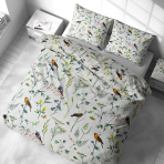 Gultas veļas komplekts „Song Nest“. Kokvilnas gultas veļa, 140x200 cm, 200x200 cm, 200x220 cm, 220x240 cm. Viegls kokvilnas veļas komplekts ar zīmējumiem – dzeltenas sniegpulkstenītes, zilas puķes un smalki zaļi lapu motīvi uz balta fona.